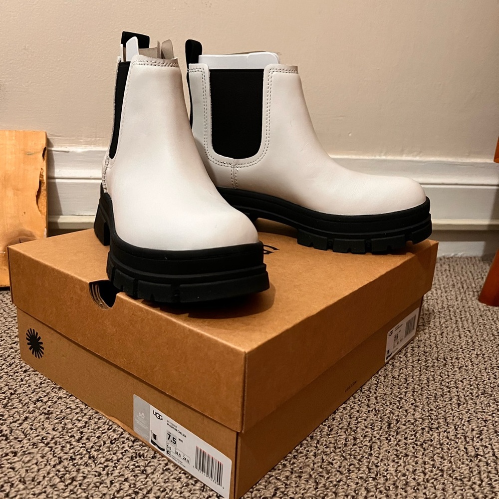 Ugg white and black boost, size 7.5. Never been worn.